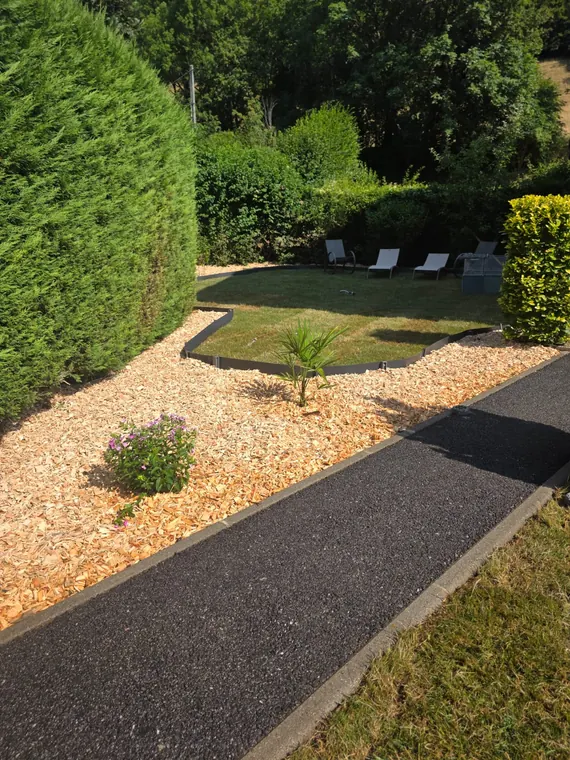 Jardin paysager avec allée et paillage végétal