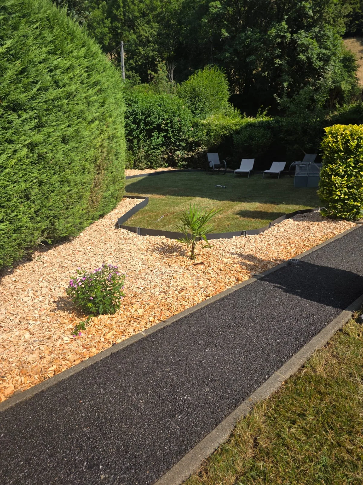 Jardin paysager avec allée et paillage végétal