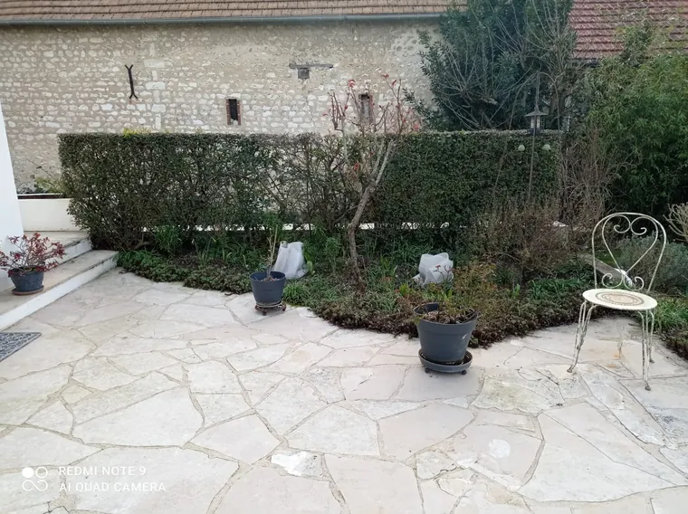 Massif végétalisé à proximité d’une terrasse