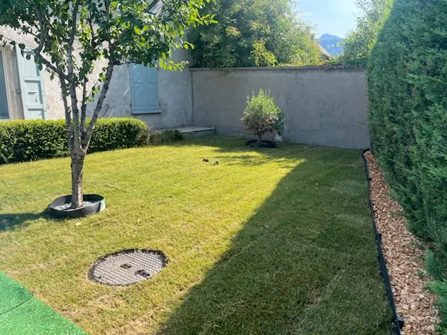 Jardin entretenu avec pelouse et arbres